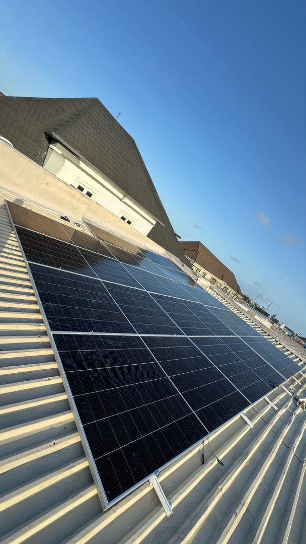 Rooftop solar panels installed for battery storage project